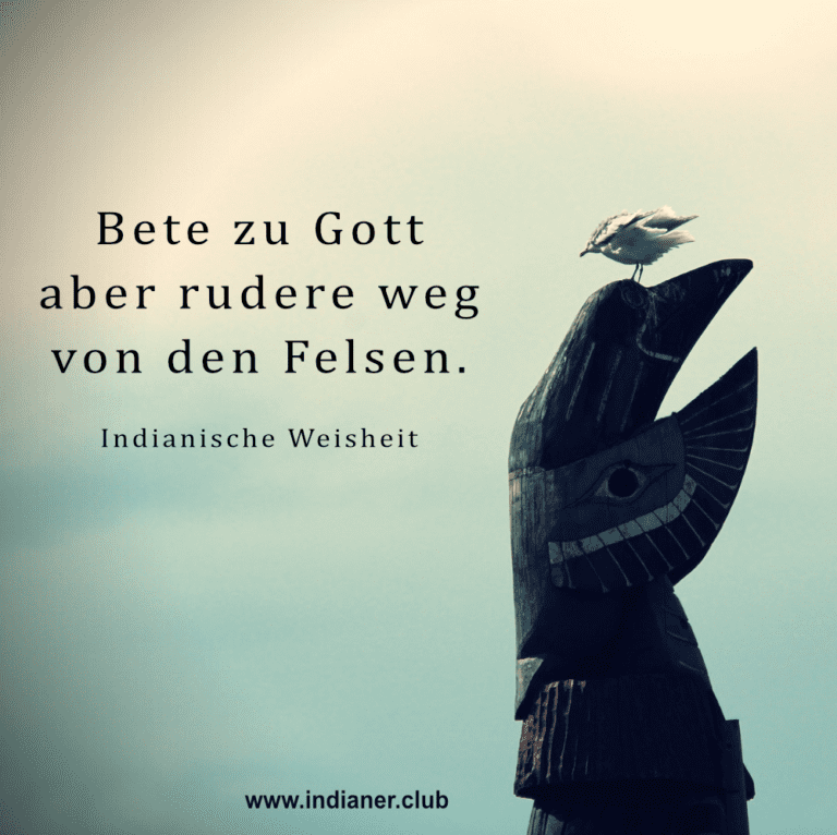 Surreales Hintergrundbild eines Totempfahls mit Vogel und indianischer Weisheit