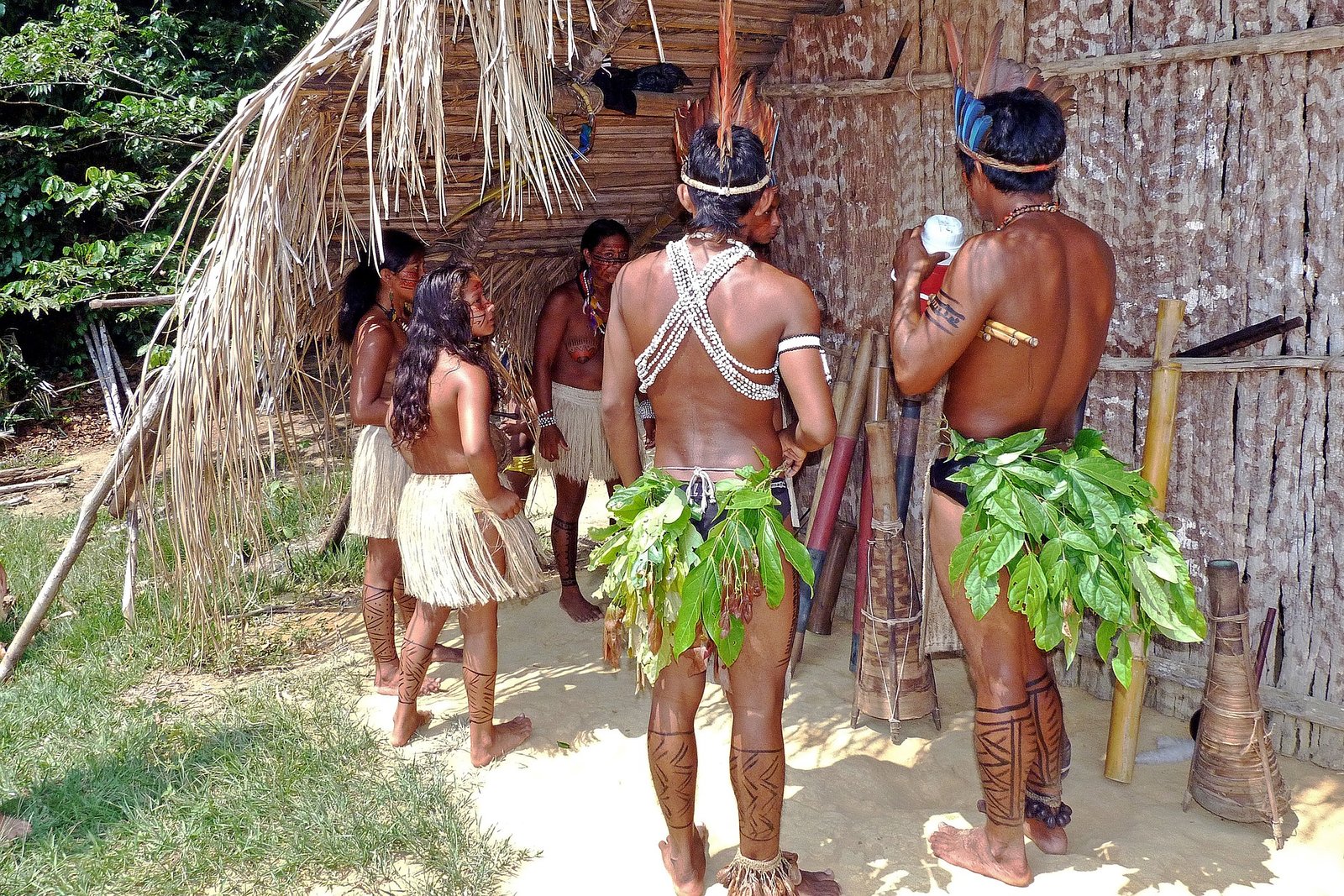 Amazonas Indianer vor traditioneller Hütte aus Holz und Bambus