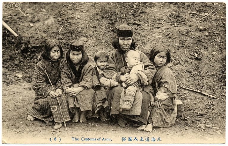 Alte Postkarte zeigt Ainu-Familie - die Ureinwohner Japans