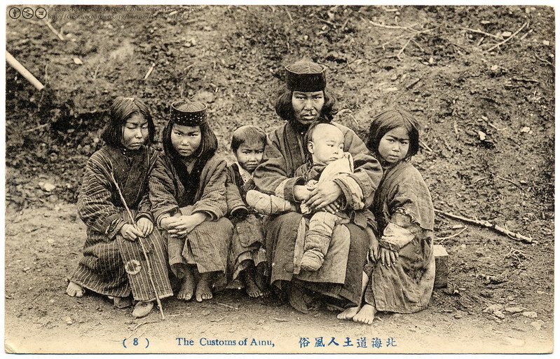 Alte Postkarte zeigt Ainu-Familie - die Ureinwohner Japans