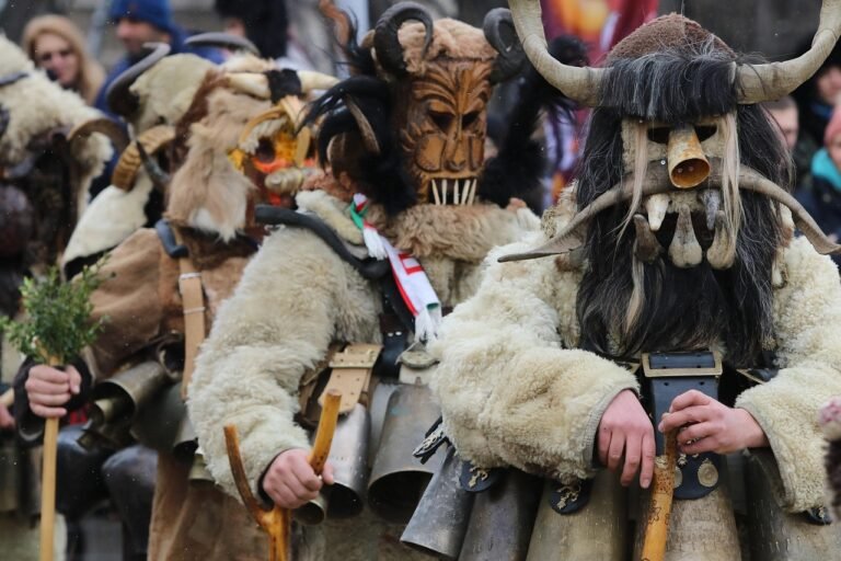 Indigenous Culture: Heilung durch Kunst: Therapieprogramme, die traditionelles Wissen mit moderner Psychologie verbinden