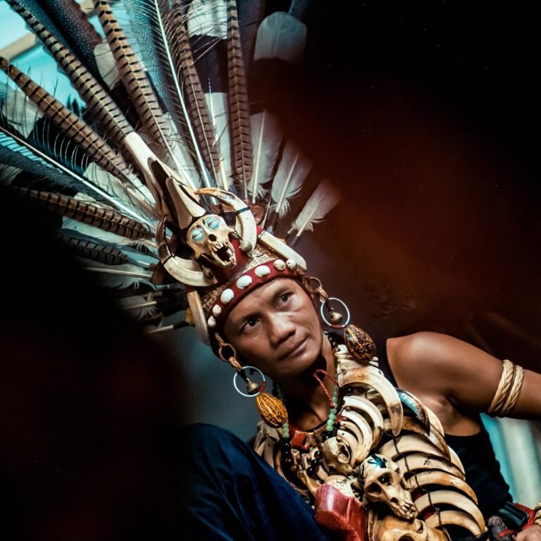 Indigenous Culture: Von der lokalen zur globalen Gemeinschaft: Wie Ureinwohner weltweit Netzwerke des Widerstands knüpfen